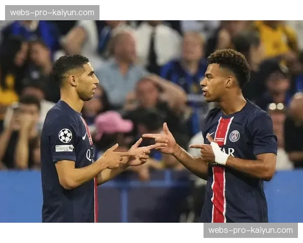 特写：雷恩小将杜埃在训练后加练传中至深夜